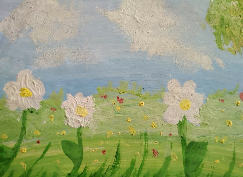 Zdjęcie przedstawia łąkę z trzema białymi kwiatami i trawą, wykonane zostało farbami plakatowymi z wyraźnie zaznaczoną fakturą. W tle widać niebo z białymi obłokami i fragmentem drzew.