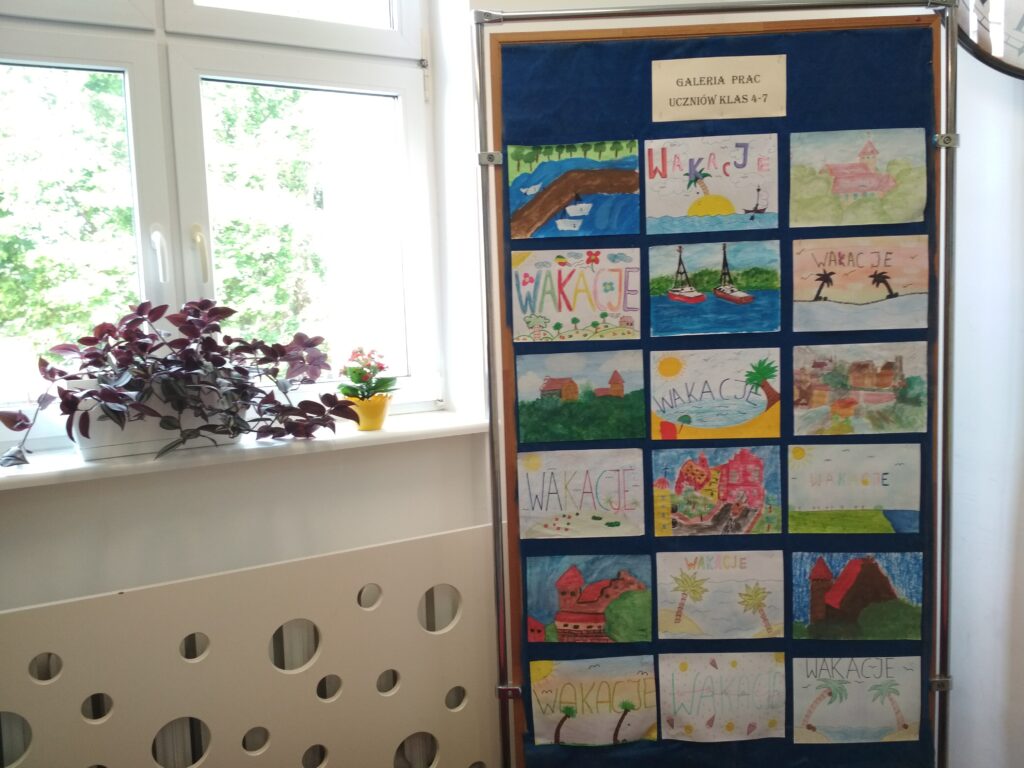 Zdjęcie przedstawia dwie prace usytuowane w poziomie. Praca z lewej strony przedstawia krótki napis –wakacje wykonany w formie literoobrazu. Autor pracy używając liter jako elementów graficznych, przedstawił je tak, by ich układ i kształt utworzyły obraz, który odzwierciedlił treść tekstu-wakacje. Praca, która znajduje się z prawej strony zawiera duży napis na środku kartki –wakacje oraz plażę z parasolką, morze, niebo, słońce i chmury.