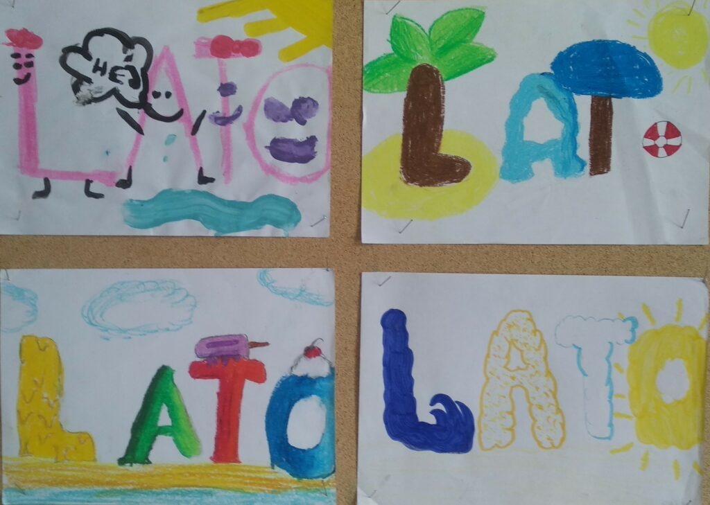 Zdjęcie przedstawia prace uczniów znajdujące się na tablicy, ustawione w dwóch rzędach po dwie prace. Wszystkie przedstawiają krótkie napisy–lato umieszczone na środku, wykonane w formie literoobrazu.