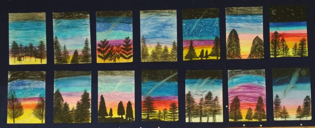 Na zdjęciu przedstawione są prace uczniów przestawiających krajobrazy. Na tle barw zachodzącego słońca uczniowie narysowali czarne sylwetki drzew, prace zostały wykonane pastelami. Prace ułożone są w dwóch rzędach po siedem prac.