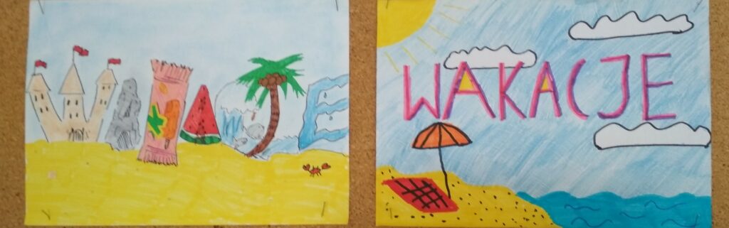 Zdjęcie przedstawia prace uczniów znajdujące się na tablicy, ustawione w trzech rzędach po pięć prac. W pierwszym rzędzie znajduje się napis –galeria prac uczniów klas 4-7 .W następnych rzędach znajdują się prace, które przedstawiają, krótkie napisy-wakacje i rysunki tematycznie z nimi związane oraz krajobrazy naszego regionu: żaglówki na jeziorze i zamek olsztyński.