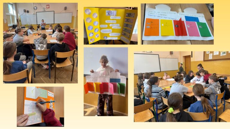 Zdjęcie przedstawia wybrane prace lapbooki jednostki, widać uczniów w klasie prezentujących swoje prace, dwie dziewczyny prezentują – pojedynczo – przed klasą