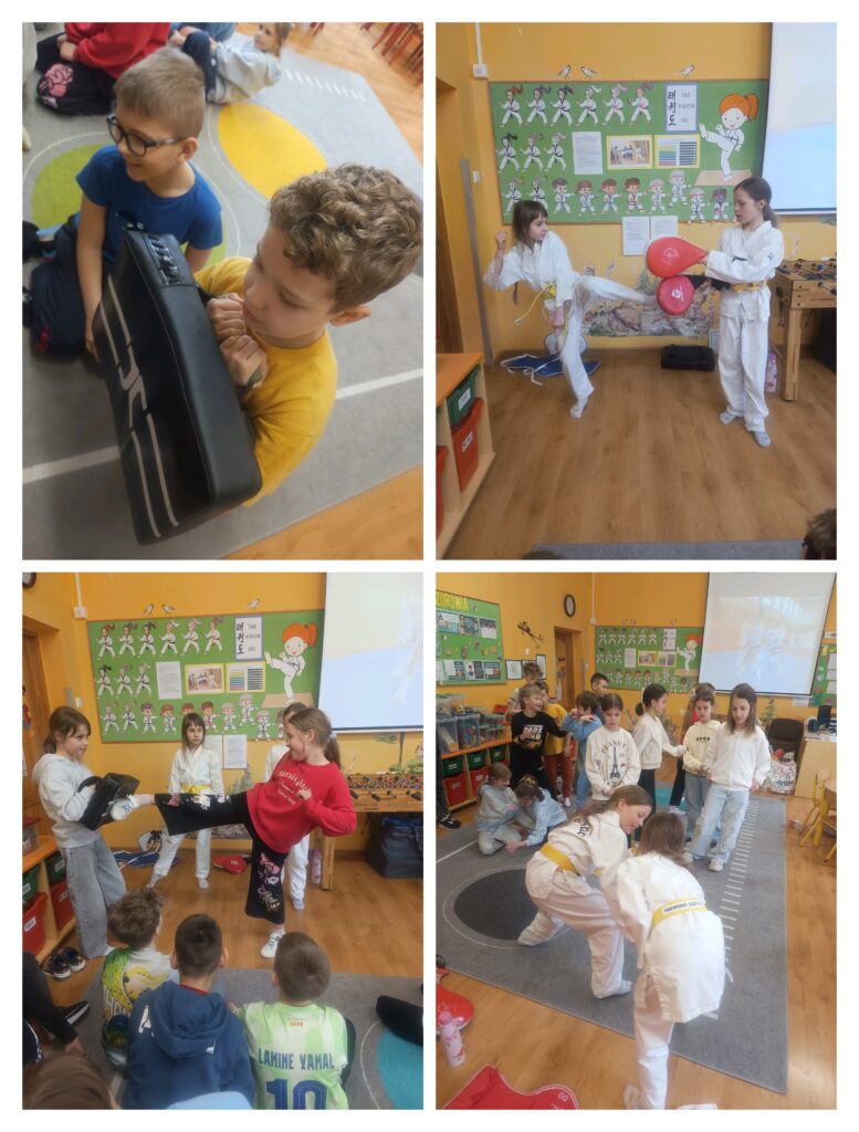 Kolaż czterech zdjęć przedstawiających zajęcia taekwondo dla dzieci w świetlicy szkolnej. W lewym górnym rogu chłopiec w żółtej koszulce trzyma tarczę treningową, obok siedzi drugi chłopiec w okularach. W prawym górnym rogu dwie dziewczynki w strojach do taekwondo ćwiczą kopnięcie – jedna wykonuje kopniak, druga trzyma czerwone tarcze. W lewym dolnym rogu dziewczynka kopie w tarczę trzymaną przez inną osobę, a wokół siedzą i obserwują inne dzieci. W prawym dolnym rogu grupa dzieci, część w strojach do taekwondo z żółtymi pasami, ćwiczy razem na dywanie w klasie, podczas gdy inni stoją i się przyglądają.