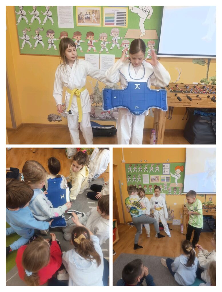 Kolaż trzech zdjęć z zajęć taekwondo w świetlicy szkolnej. U góry dwie dziewczynki w białych strojach do taekwondo – jedna z żółtym pasem pomaga drugiej założyć niebieską kamizelkę ochronną. W lewym dolnym rogu grupa dzieci siedzi na podłodze i ogląda tę samą kamizelkę, dotykając jej i przyglądając się z bliska. W prawym dolnym rogu chłopiec wykonuje kopnięcie w kierunku dziewczynki w stroju do taekwondo, podczas gdy inne dzieci siedzą wokół i obserwują ćwiczenie. W tle widoczna jest kolorowa tablica z ilustracjami taekwondo.